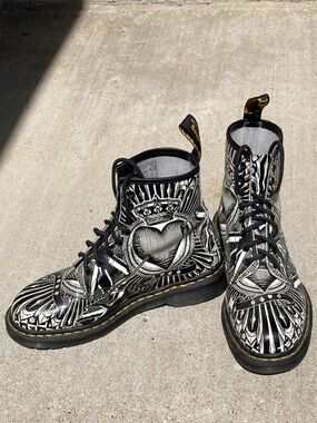 Dr. Martens Black & White Crowned Heart Graphic W9/M8